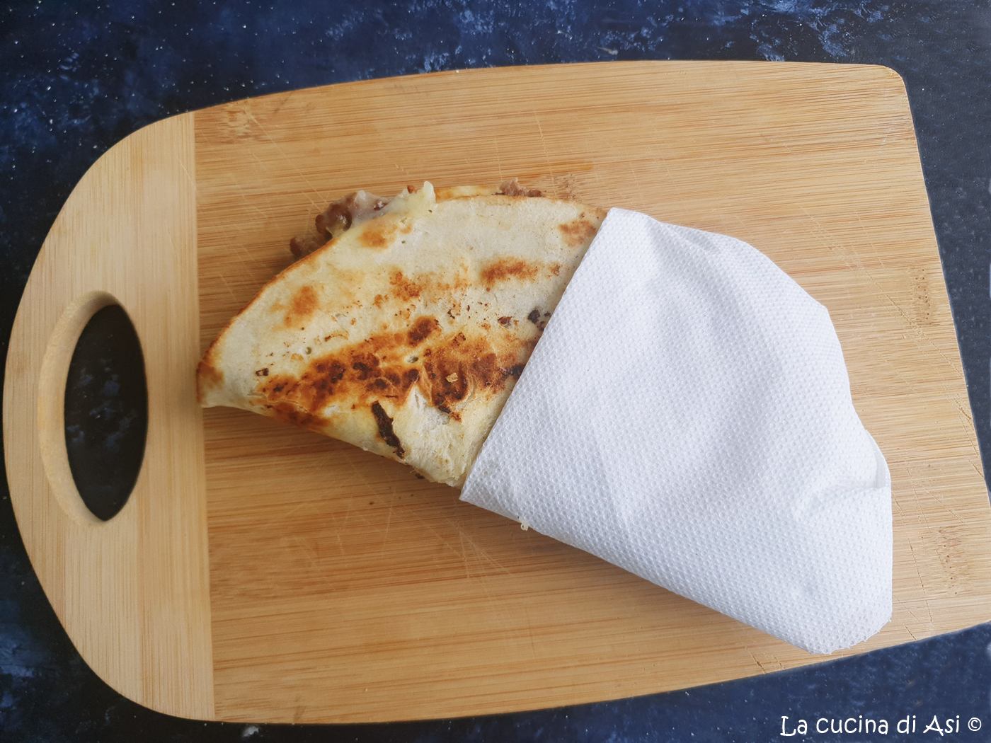 Piadina riempita con hamburger cipolla formaggio