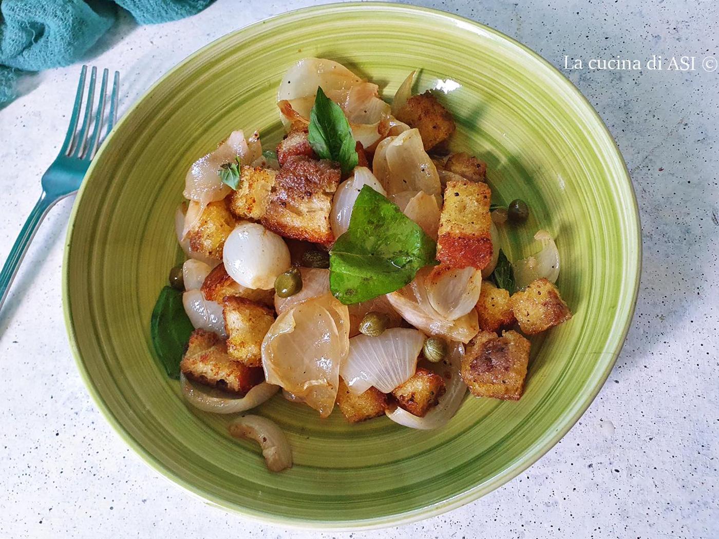 insalata di cipolle con crostoni capperi acciughe