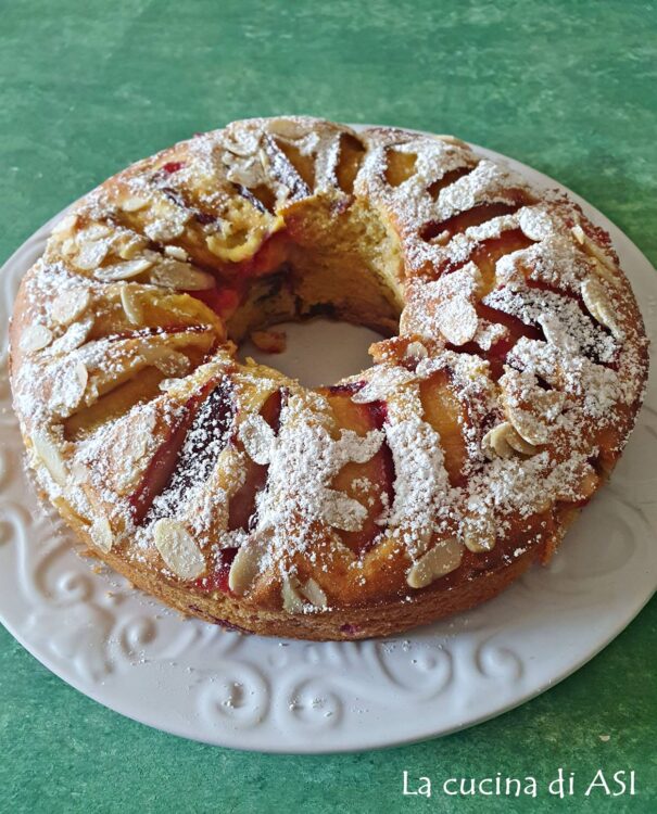 torta con susine e mandorle in lamelle soffice