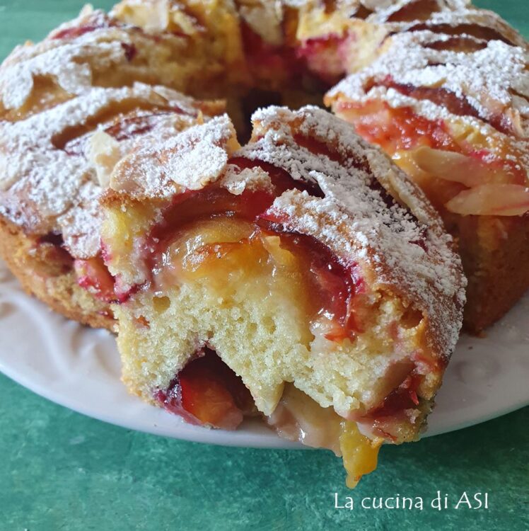 torta soffice con susine e mandorle in lamelle fetta
