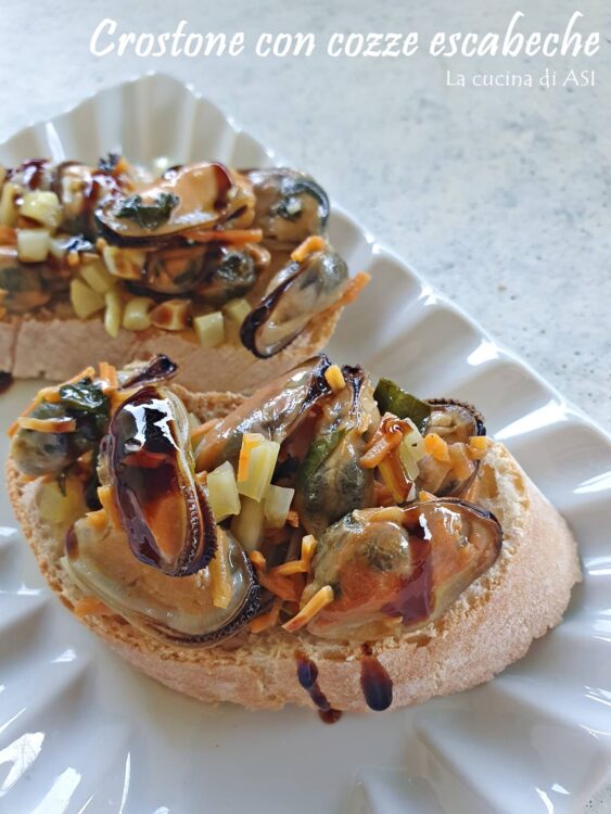 Cozze all'escabeche su crostone di pane