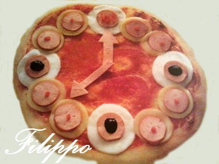 Pizza orologio con wurstel e mozzarella