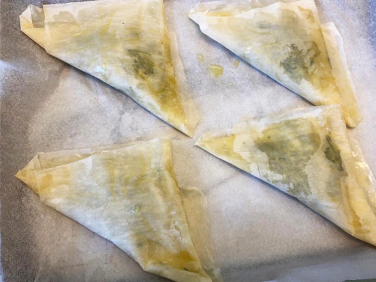 Triangoli di pasta fillo alla feta e spinaci - SuperSIGMA