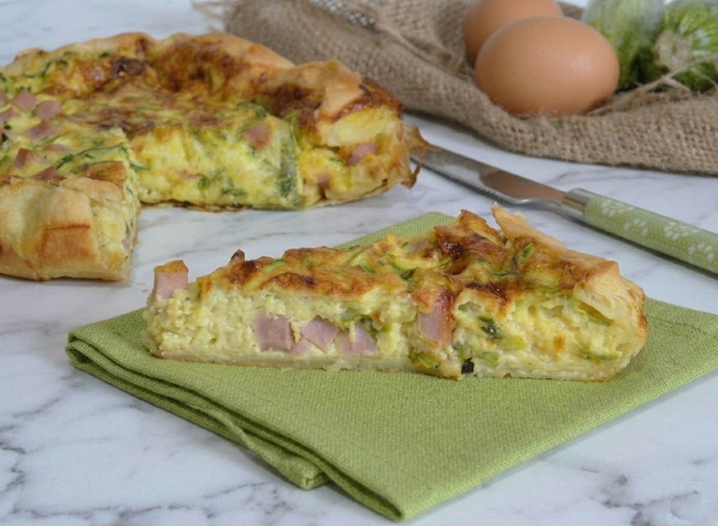 Torta salata zucchine e prosciutto - A Tavola con Tea