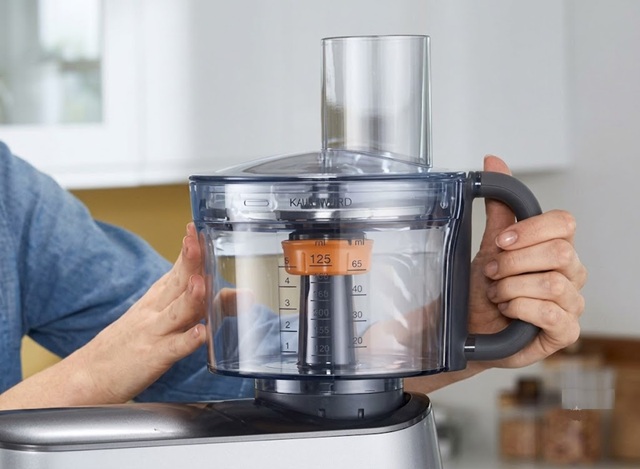 Niente più giungla di piccoli elettrodomestici! Ti spiego nel dettaglio come installare e usare l'accessorio Food Processor sulla tua planetaria Kenwood Cooking Chef