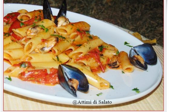 PASTA AL SUGO DI COZZE PANNA E POMODORO