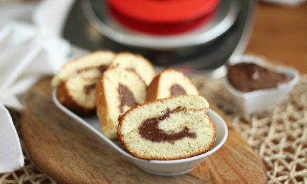 Rotolo magic cooker dolce con crema spalmabile al cioccolato