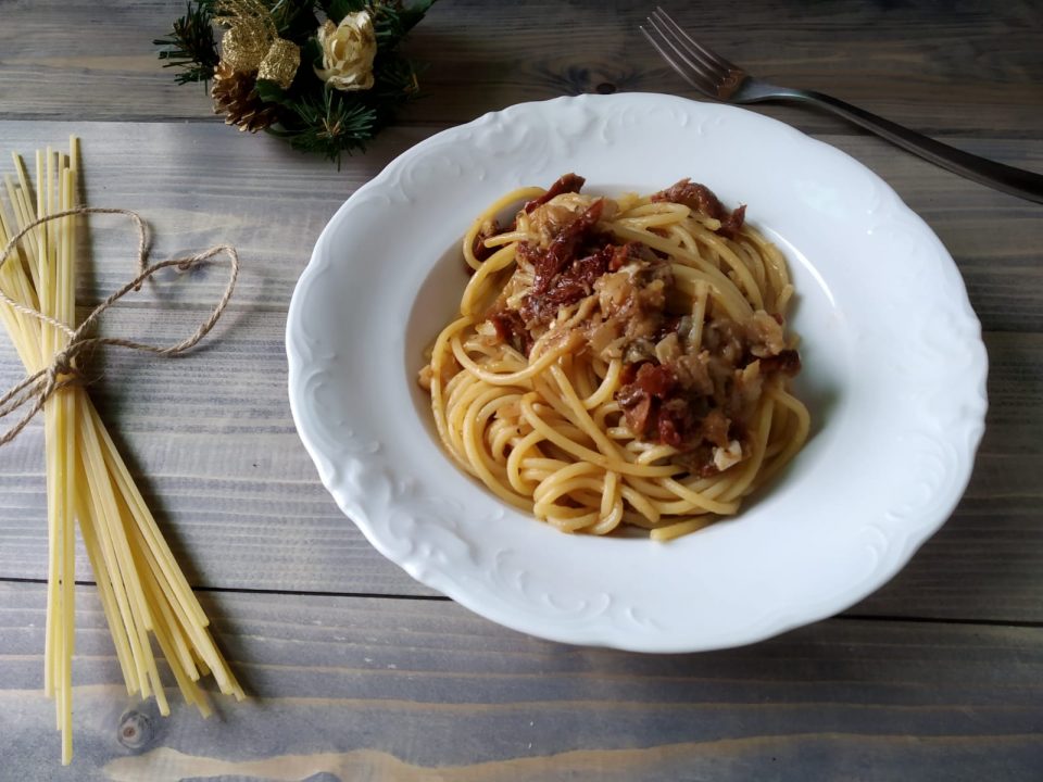 Spaghettone quadrato con pomodori secchi e baccalà