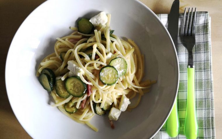 Pasta con zucchine speck e feta Pasta con zucchine speck e feta