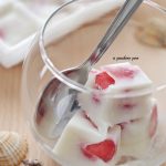 Cubetti di gelato yogurt e fragole senza zucchero