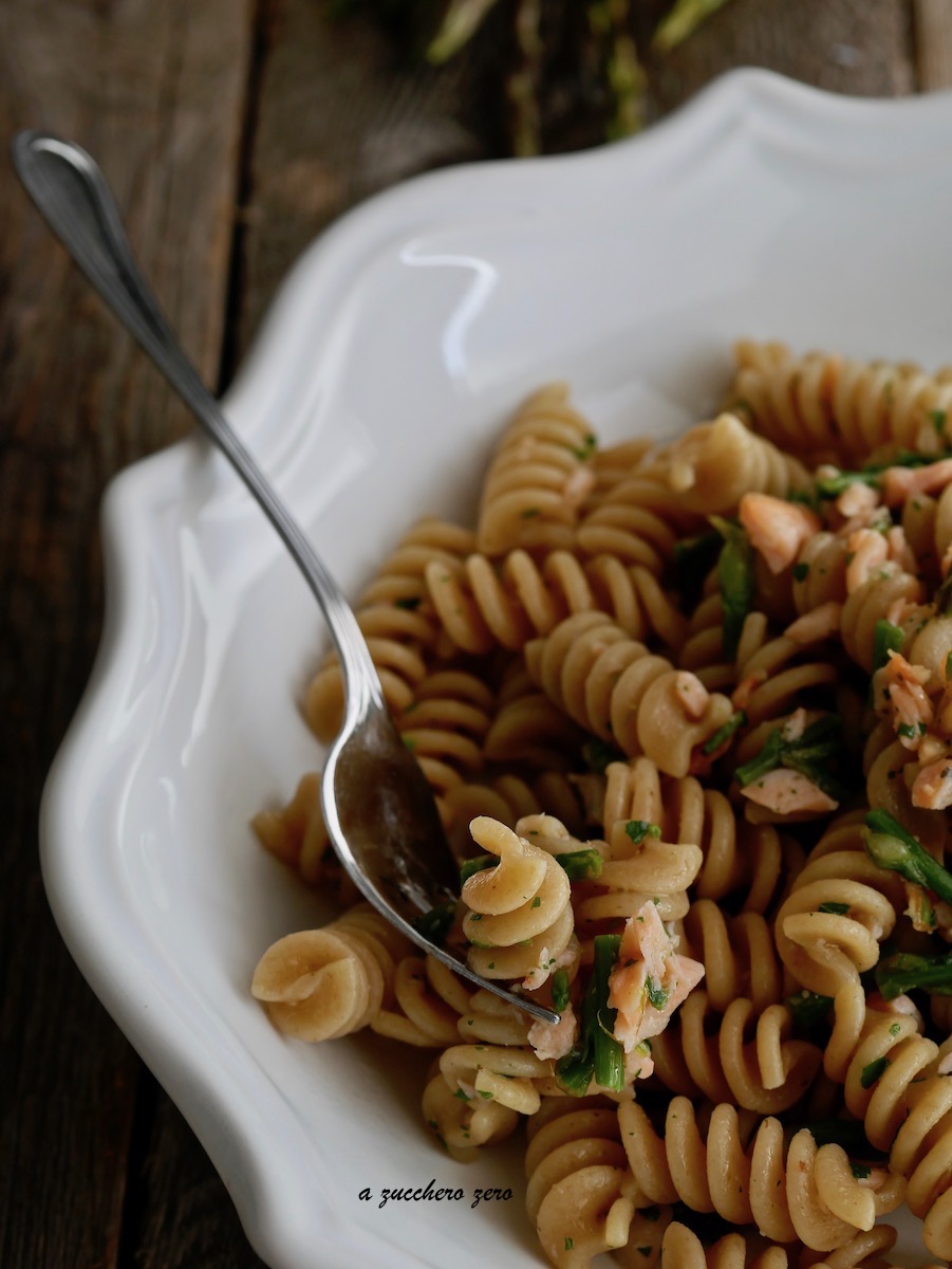 Pasta integrale con asparagi selvatici e salmone