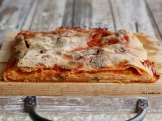 Scacce ragusane integrali pomodoro e formaggio taglio