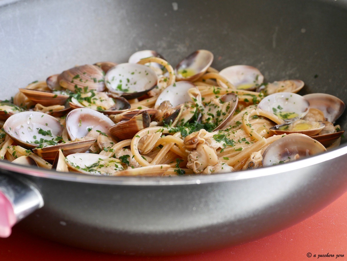 Spaghetti con le vongole surgelate risottati a metà
