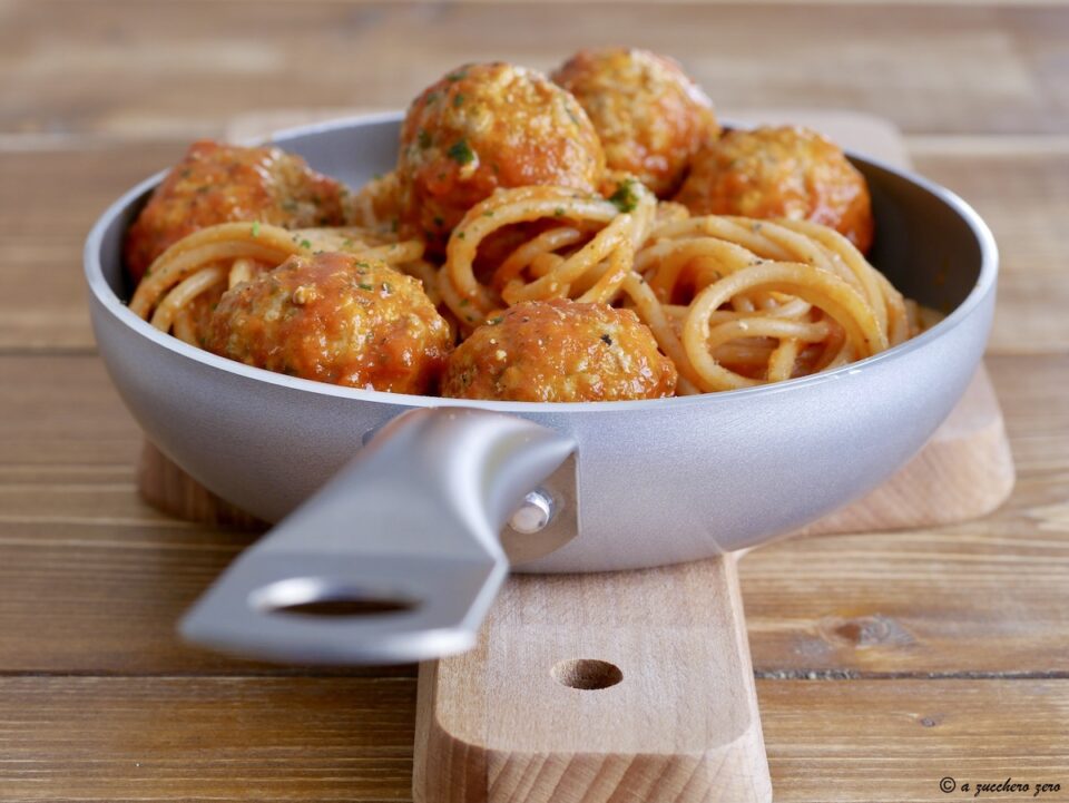 Spaghetti integrali con le polpette di carne senza uova al sugo