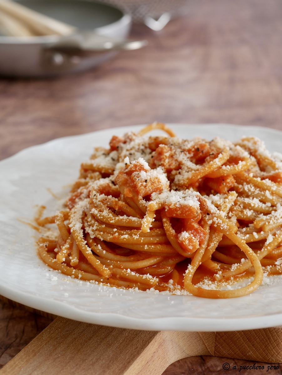 Pasta integrale al pomodoro con speck e parmigiano