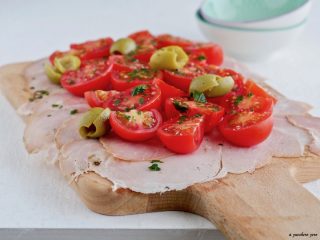 Tagliere di prosciutto arrosto con pomodorini e olive