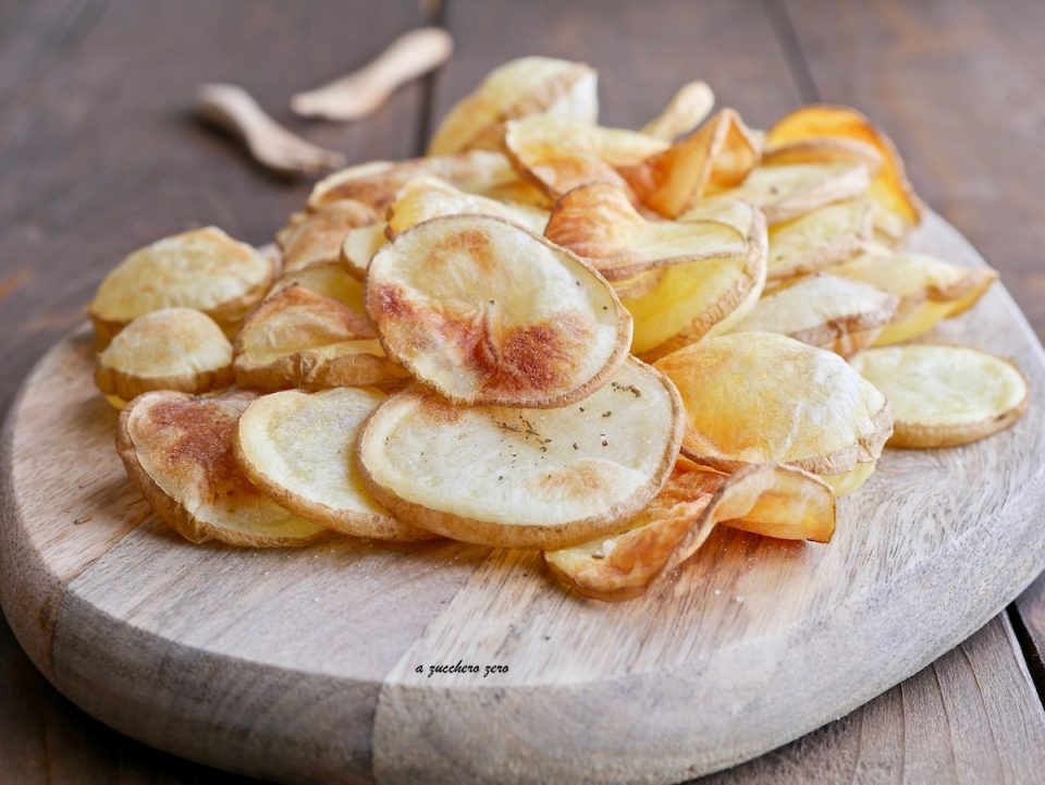 Chips di patate al forno cotte senza olio