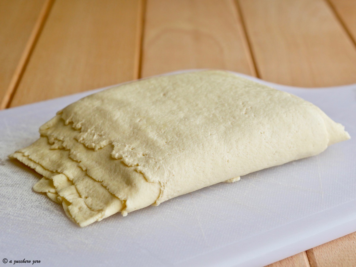 Pasta brisè allo yogurt greco sfogliata