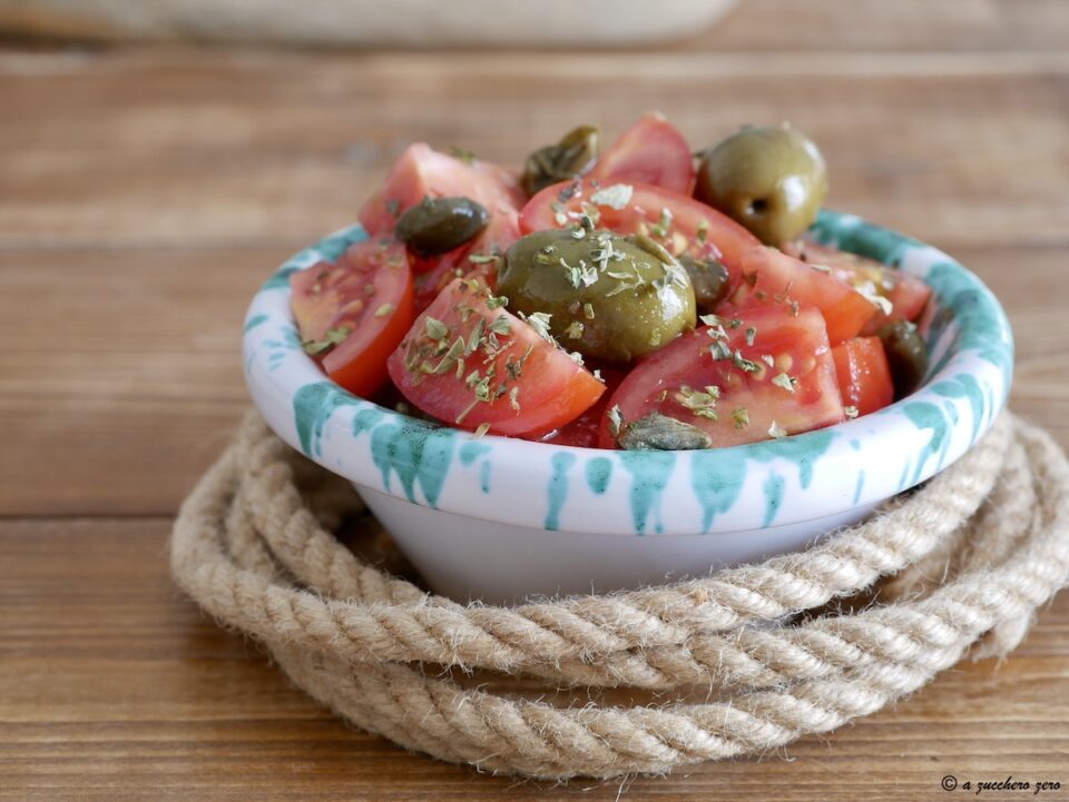 Pomodorini olive e capperi condimento o contorno