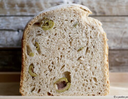 Pane semintegrale alle olive con macchina del pane metodo poolish