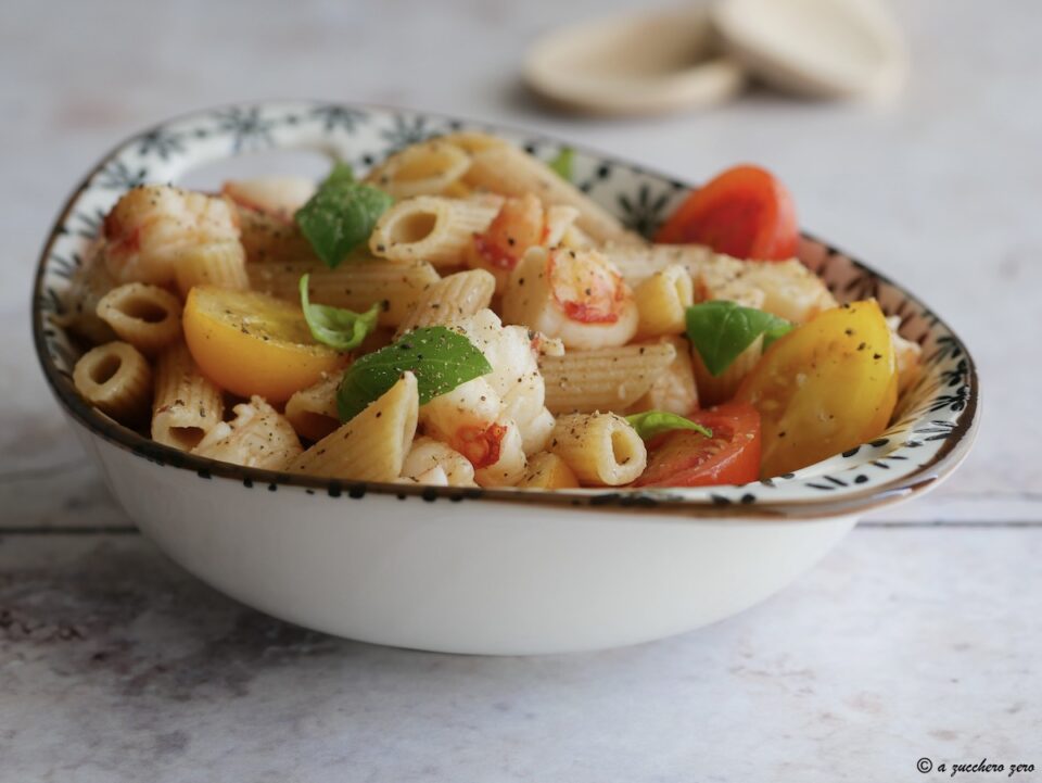 Pasta fredda con gamberi e pomodorini