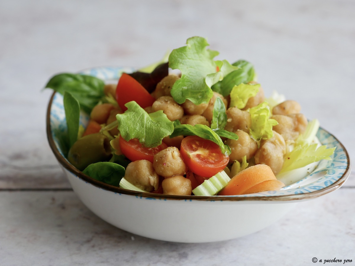 Insalata di ceci e verdure croccanti