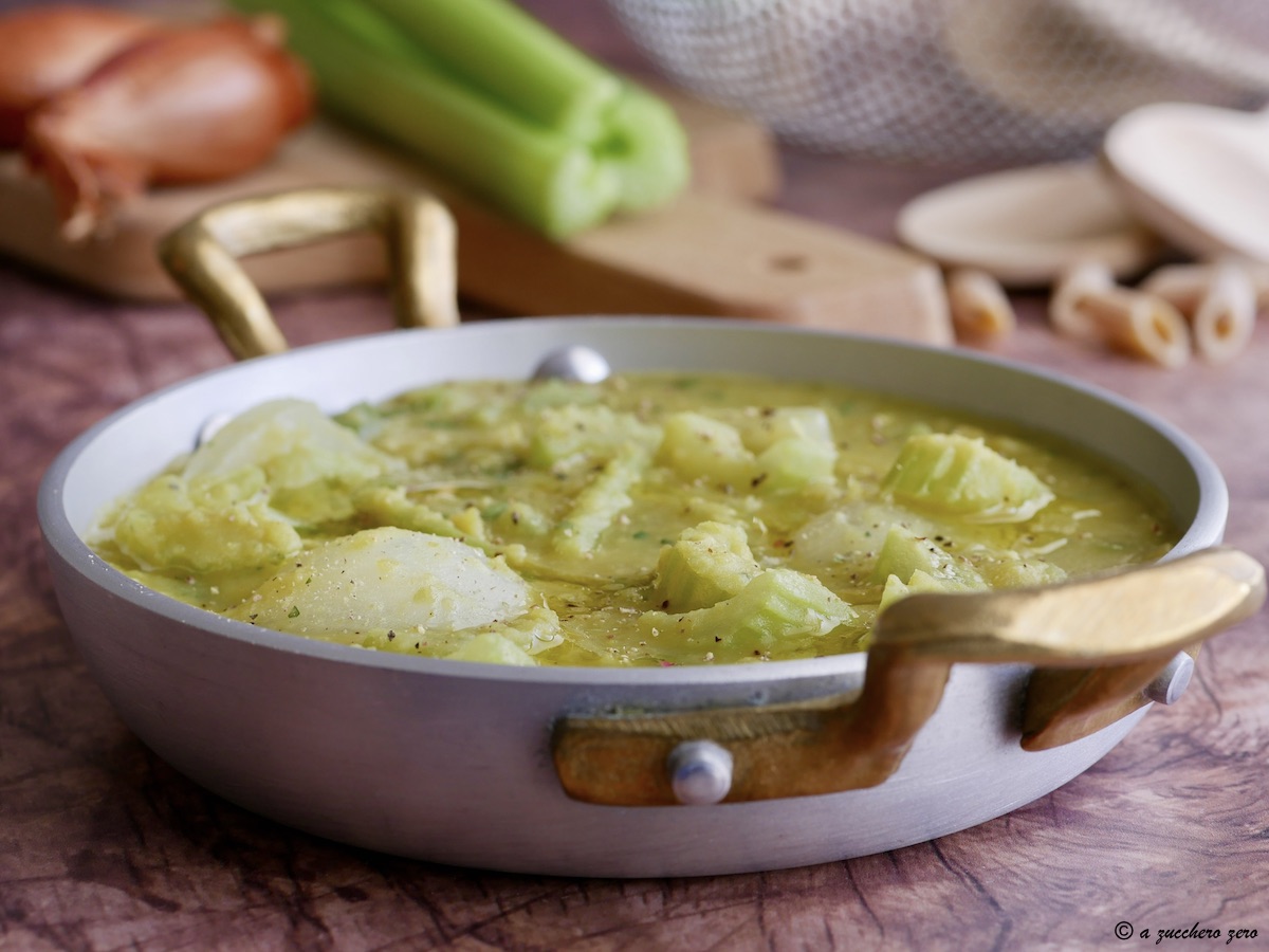 Zuppa verde con sedano cipolla e piselli