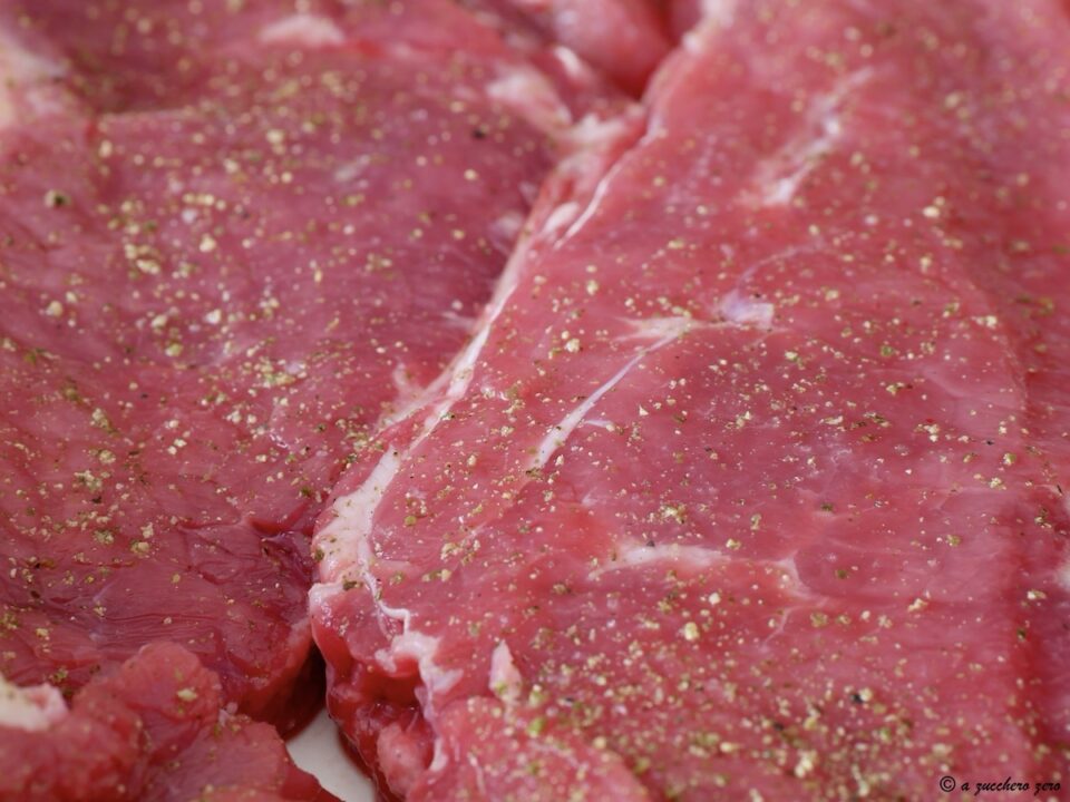 Condire la carne prima della cottura senza marinatura