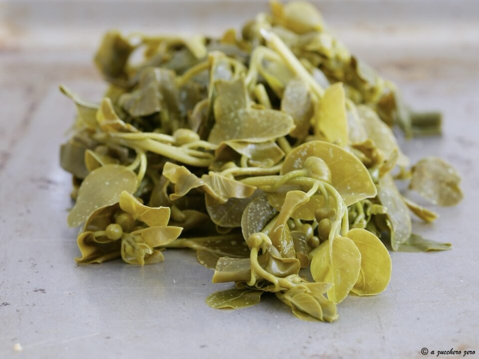 Foglie di cappero in salamoia