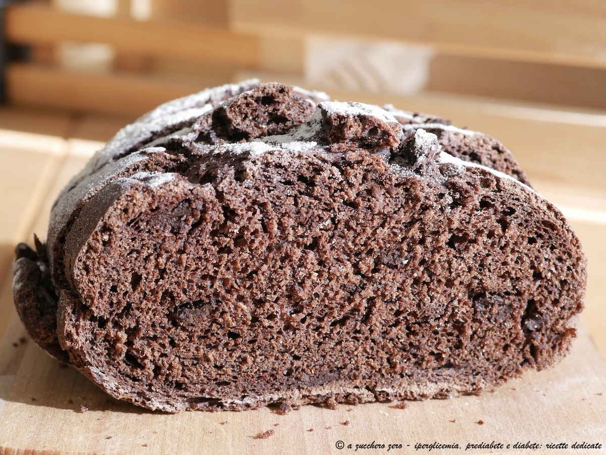 Pane al cioccolato fondente con macchina del pane
