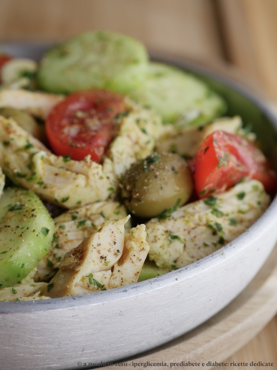 Insalata di pollo light con cetrioli pomodorini e salsa verde | ricetta estiva