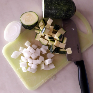 HAMBURGER DI ZUCCHINE CON LA MENTA zucchine e cipolla tagliate a dadini       taglia