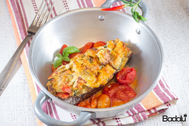 Melanzane ripiene con formaggi pomodorini e pane tostato -