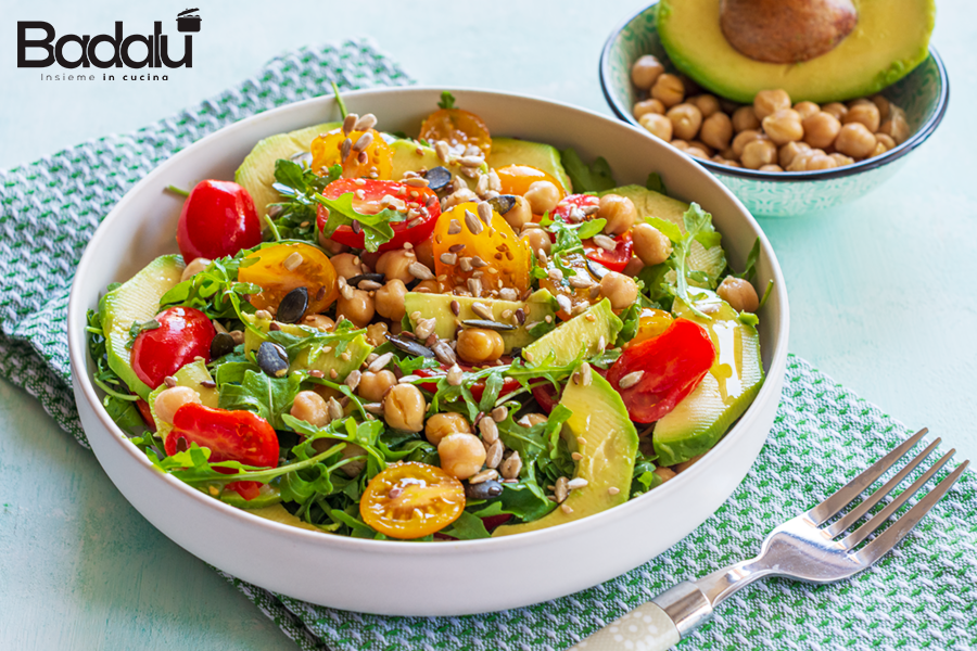 Insalata di rucola e pomodorini con ceci e avocado