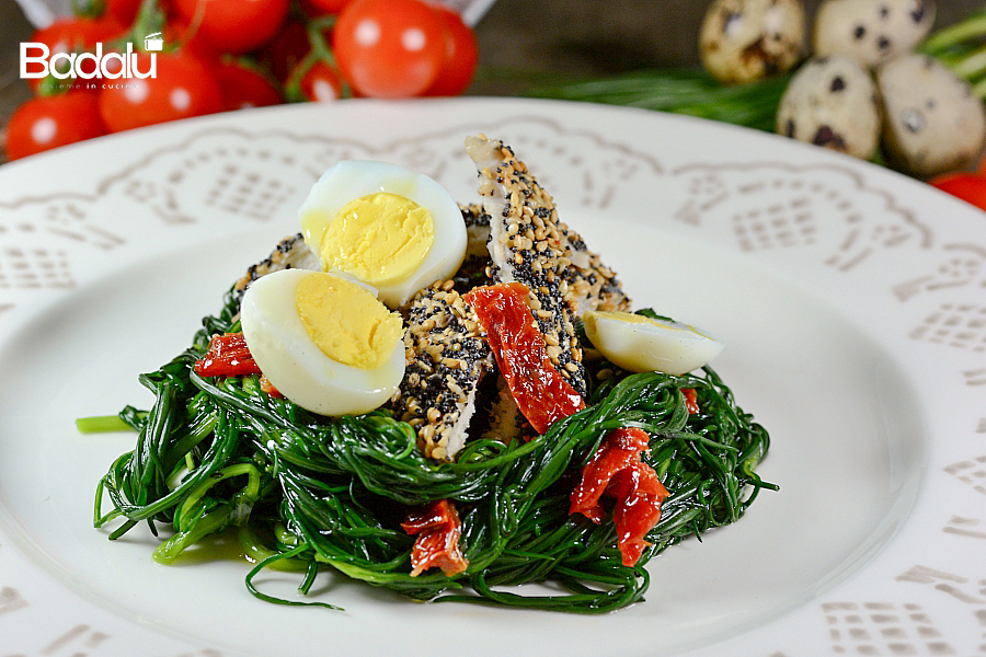 Pollo croccante con agretti e uova di quaglia