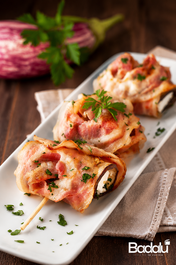 Involtini di melanzane grigliate con pancetta e formaggio cremoso