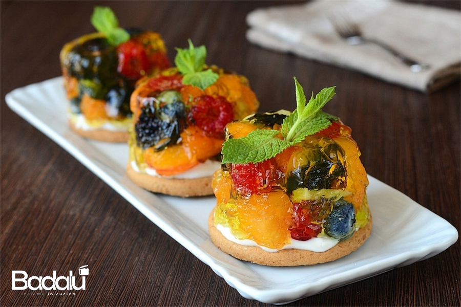 Mini cakes con digestive crema allo yogurt e frutta in gelatina