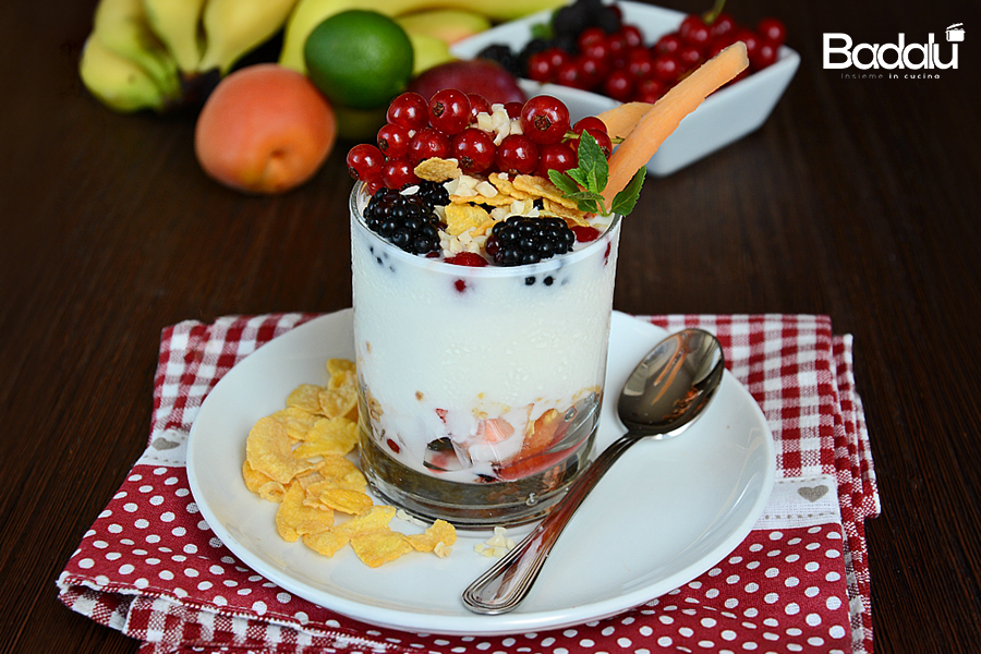 Yogurt bianco con miele frutta e cereali