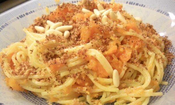 Spaghetti zucca, pinoli e pangrattato tostato – Ricetta di stagione