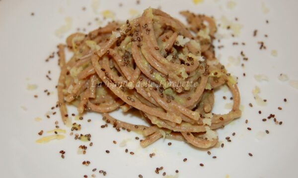 Spaghetti di farro integrali alla crema di avocado, limone e semi di chia