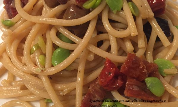 Spaghetti integrali con baccelli freschi, olive taggiasche e pomodorini secchi