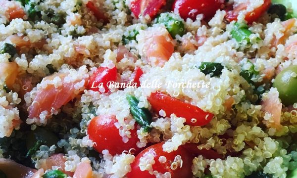 Insalata di quinoa con asparagi, salmone e datterini