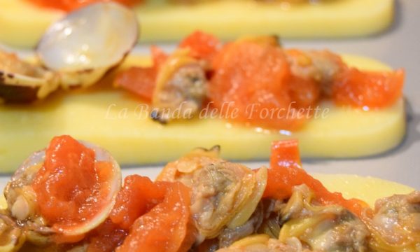 Crostini di polenta morbida con vongole al guazzetto