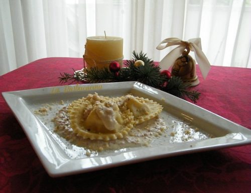 Tortelli stracchino, crudo e nocciole, ricetta per Natale