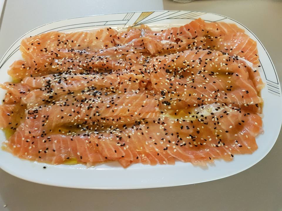 Carpaccio di salmone marinato con lime e sesamo