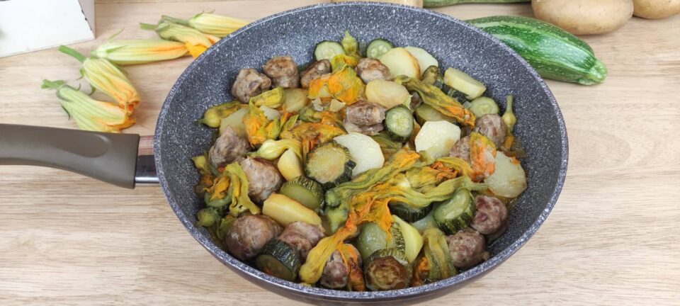Salsiccia in padella con patate zucchine e fiori di zucca