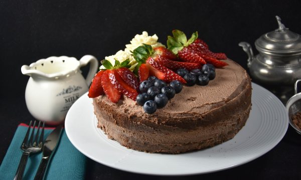 Naked cake al cioccolato con fiori e frutta