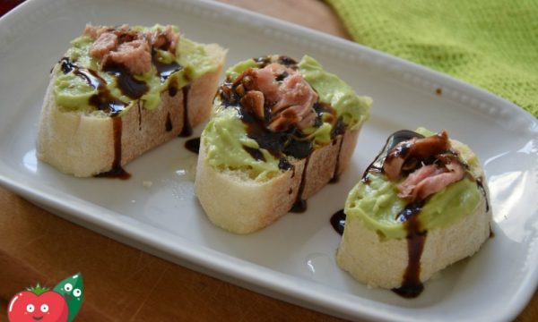 Tartine con tonno e salsa di avocado