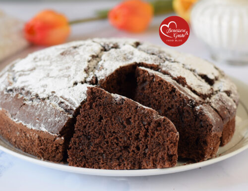 Torta al cioccolato super soffice grazie al trucco dell’acqua calda