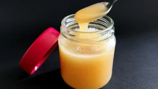 Un barattolino di vetro con latte condensato vegano fatto in casa